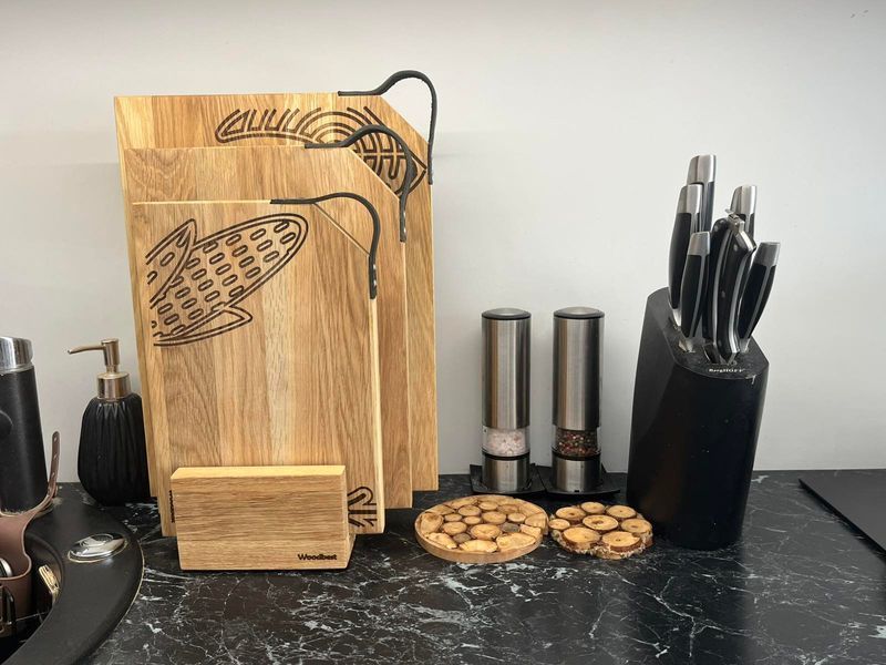 Набір кухонних дерев'яних обробних дощок з дуба Grill Woodbest, 3 предмета+підставка А-1034 фото